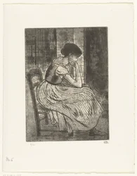 Jeune femme assise près d