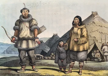 Famille tchouktche devant une hutte, détroit de Béring, Russie