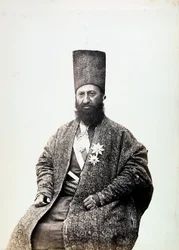 Un homme en costume traditionnel. Iran