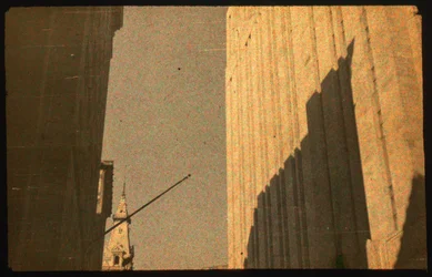 Photographie couleur de bâtiments de la ville avec Autochrome Lumière et un appareil photo 35mm