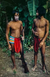 Hommes de la tribu Emberá, un peuple indigène à la lisière d