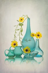 Verre bleu, fleurs jaunes