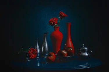 Nature morte aux roses rouges élégantes