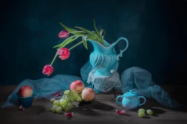Élégantes tulipes et fruits