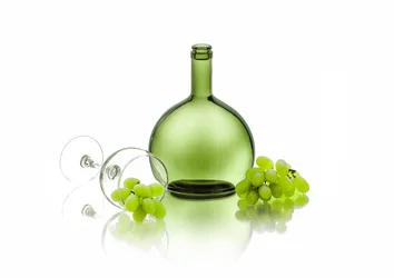 Bouteille verte, vin et raisins