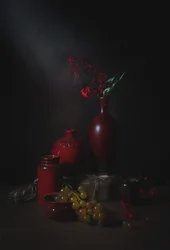 Nature morte rouge mélancolique