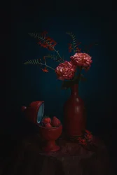Nature morte rouge mélancolique