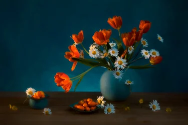 Nature morte mélancolique avec tulipes et marguerites
