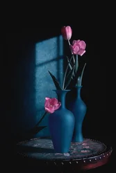 Tulipes roses, vases bleus