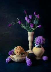 Tulipes violettes et chou-fleur