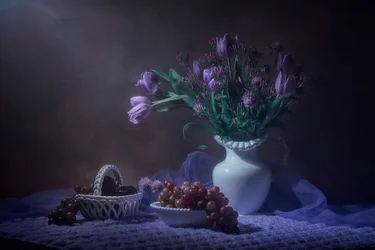Nature morte aux tulipes violettes