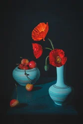 Nature morte aux coquelicots rouges et aux cerises