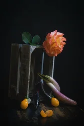 Nature morte aux roses et aux fruits et légumes