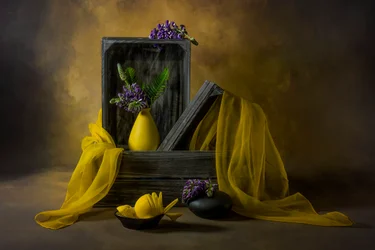 Nature morte rustique aux fleurs jaunes