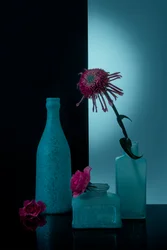 Bouteilles bleu sarcelle ornées de fleurs