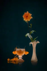 Nature morte aux dahlias aux couleurs chaudes