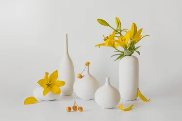 Vases blancs, lys jaunes