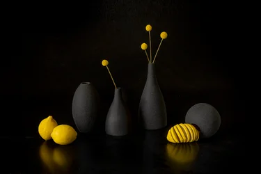 Citrons jaunes, vases noirs