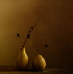 Vases aux tons terreux et branches séchées