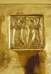 Mobilier conçu pour No. 120 Mains Street, Glasgow, Plaque en métal repoussé au-dessus de la cheminée, c.1900