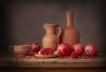 Nature morte aux grenades aux couleurs terreuses