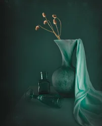Nature morte élégante aux tons bleu sarcelle