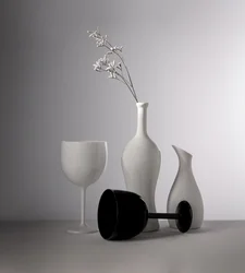 Vases blancs, verre noir