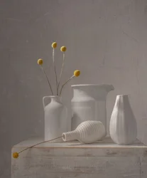 Vases blancs, fleurs jaunes