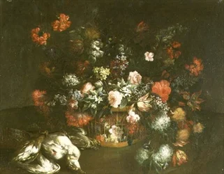 Roses, tulipes, jacinthes, lilas et autres fleurs dans un panier avec des oiseaux morts