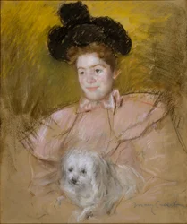 Femme en costume framboise tenant un chien