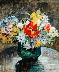 Fleurs dans un vase vert