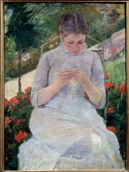 Jeune fille dans le jardin, également intitulée « Femme cousant dans un jardin ». Peinture de Mary Cassatt (1844-1926), vers 1880-1882. Dimensions : 92x63 cm. Musée d