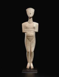 Figure féminine allongée cycladique, pièce maîtresse du maître Schuster, Cycladique ancien II, vers 2400 av. J.-C. (marbre)