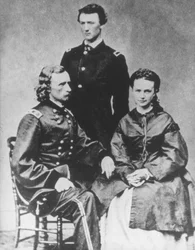 Général George A. Custer (1839-76) avec sa femme, Elizabeth, et son frère, Tom