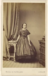 [Femme non identifiée, debout]