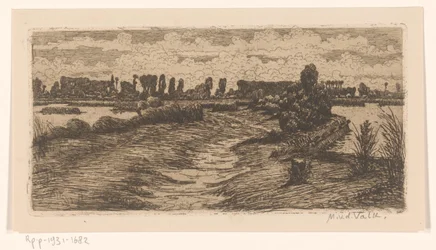 Chemin à travers un paysage avec des mares