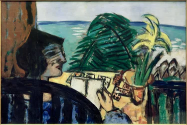 Femme lisant au bord de la mer
