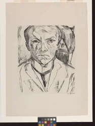 Autoportrait frontal avec pignon de maison en arrière-plan
