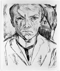 Autoportrait de face, avec un pignon de maison à l