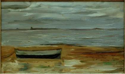 Plage avec barque grise et mer grise