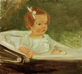 La petite-fille dans la poussette vers la droite