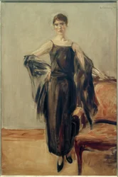 Genia Levine, debout