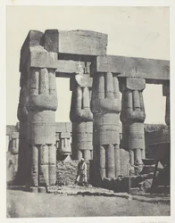 Louqsor, groupe de colonnes dans le palais; Thèbes