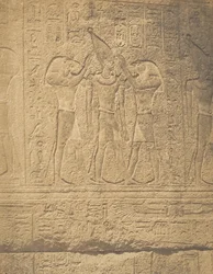 Sculptures extérieures du sanctuaire de granit du palais de Karnac