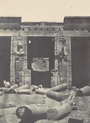 Thèbes. Médinet-Habou. Partie orientale du Péristyle du Palais de Ramsès-Méiamoun, 1850