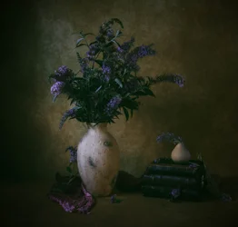 Nature morte florale mélancolique