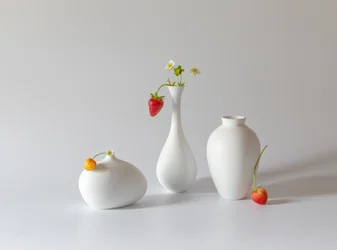 Fraises et vases blancs