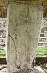 Stèle 9 représentant Ajb’alun Haab’tal Wat’ul K’atel, roi classique terminal de Seibal, Guatemala, commémorant la fin du 9ème Katun en 849 après J.-C.