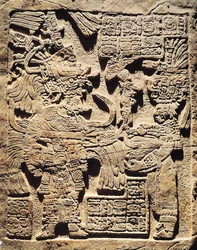 Stèle représentant un grand prêtre et une femme, de Yaxchilan