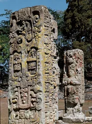Stèle A et C, Plaza de Ceremonias, 731 après J.-C.